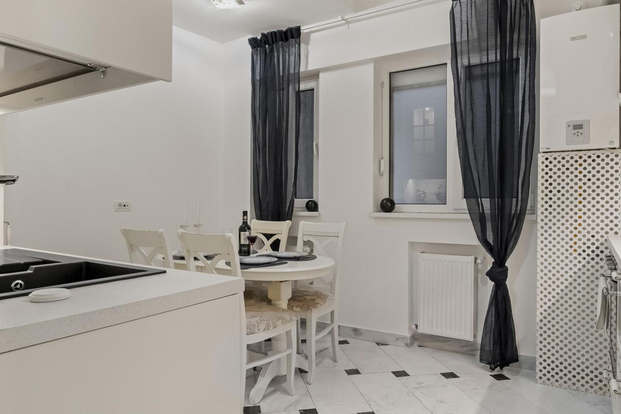 Sweet Luxury Three Rooms Apartment City Center Universitate Bucarest Exterior foto