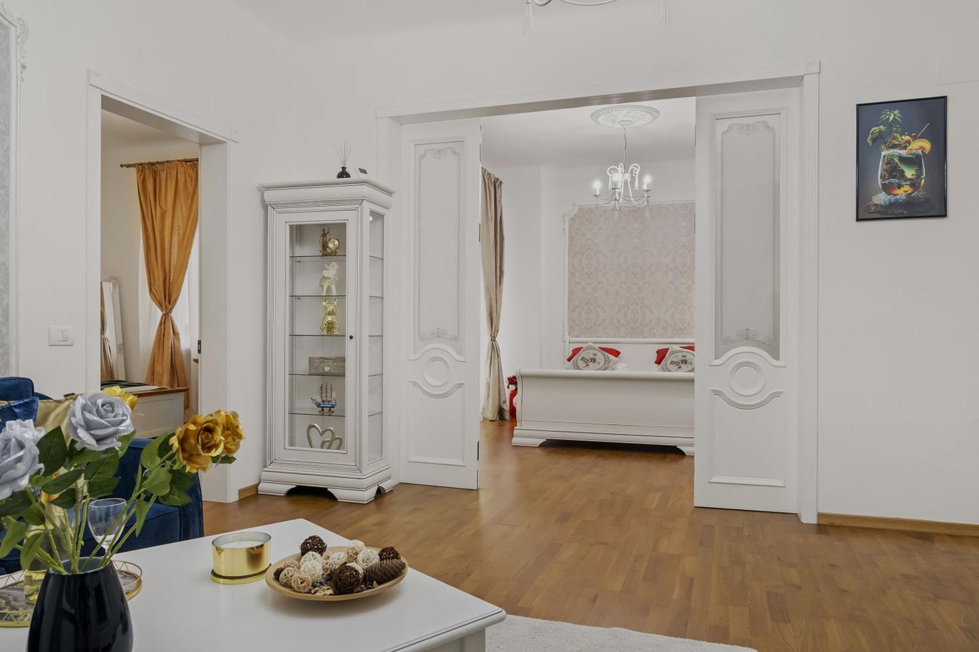 Sweet Luxury Three Rooms Apartment City Center Universitate Bucarest Exterior foto