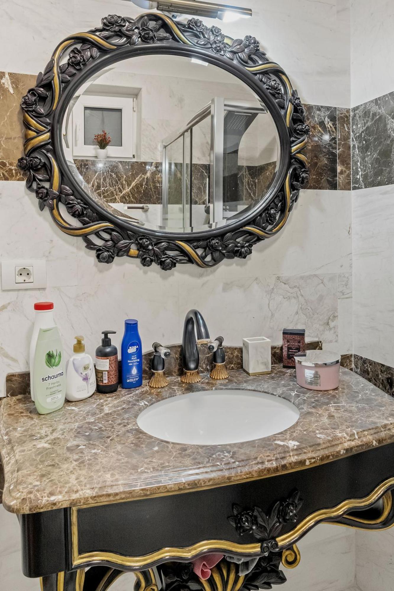Sweet Luxury Three Rooms Apartment City Center Universitate Bucarest Exterior foto