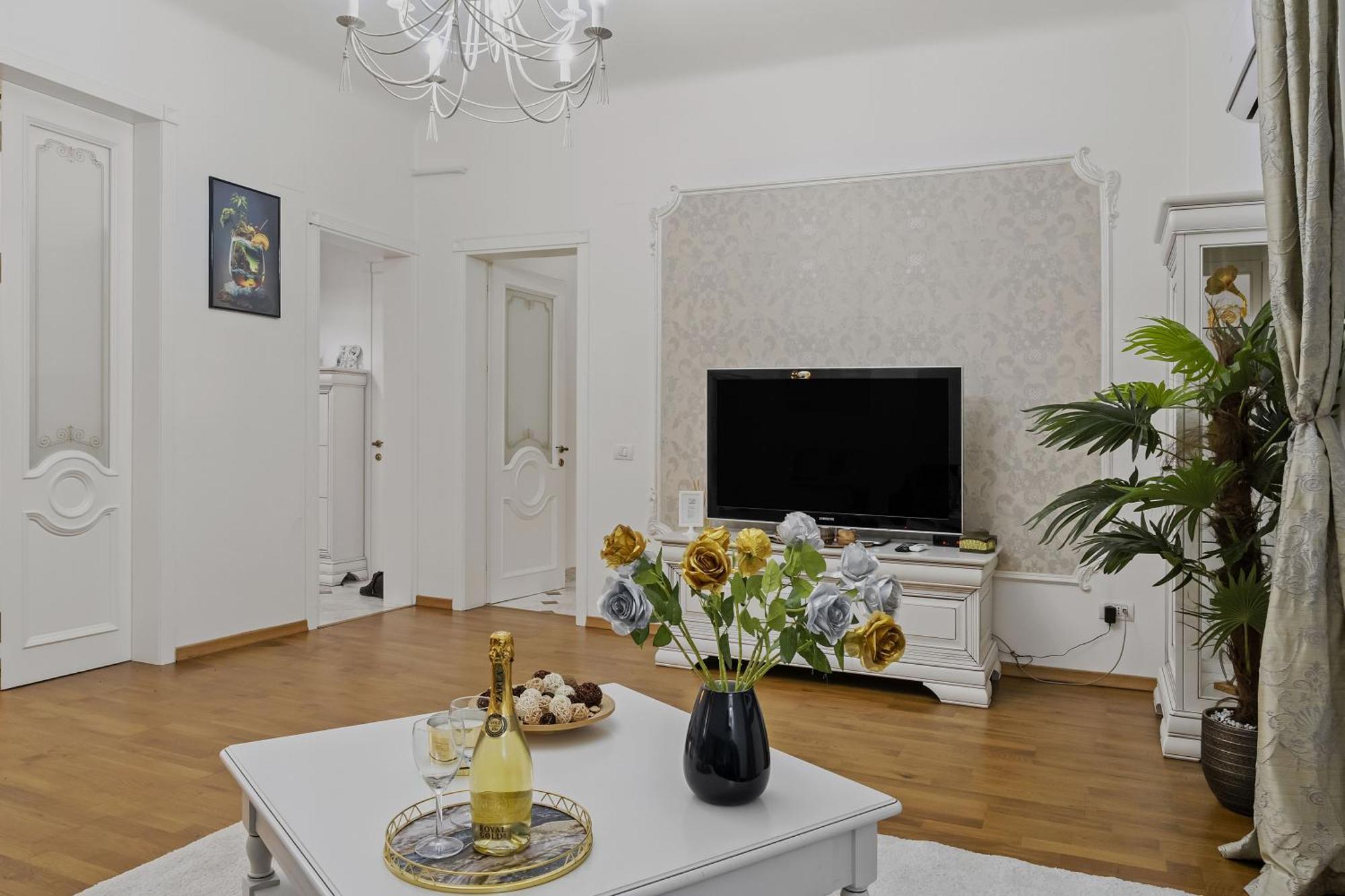 Sweet Luxury Three Rooms Apartment City Center Universitate Bucarest Exterior foto